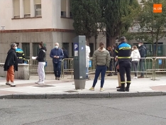 Vecinos de Salamanca hacen cola para someterse a un test de antígenos - César García